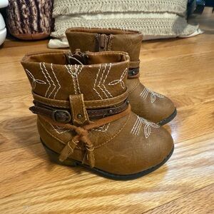 Brown girls size 5 Boots with Embroidered Design
